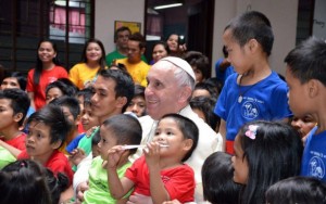 Giáo hoàng thăm trung tâm trẻ em đường phố