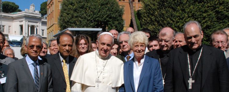 Các khoa học gia trong buổi họp Hội đồng giáo hoàng về khoa học xã hội tháng 5-2014. Bà Margaret Archer, chủ tịch Hội đồng giáo hoàng về khoa học xã hội