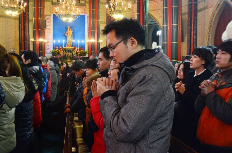 Chinese catholics celebrate Christmas in mass service