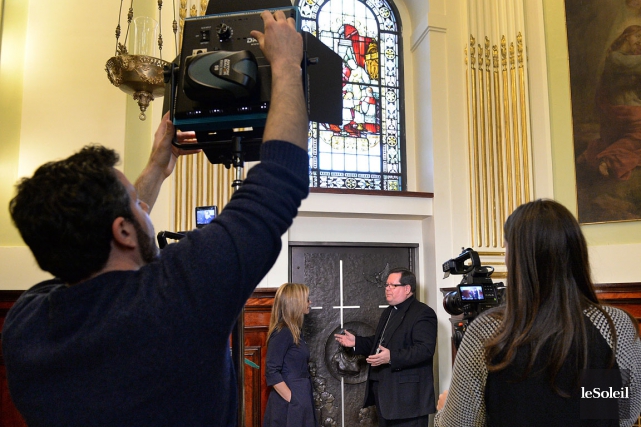 Carol Costello, người giới thiệu trong chương trình truyền hình CNN nói chuyện với hồng y  Gérald Cyprien Lacroix trước Cửa Thánh 