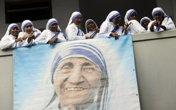 Mẹ Teresa dành cả đời làm việc tốt, nhưng vẫn bị công kích vì niềm tin Công giáo của  mẹ