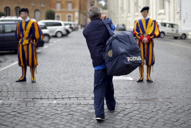 Roberto, an homeless that lives around Vatican, walks to Swiss guards before to enter the Vatican March 26, 2015.  REUTERS/Max Rossi