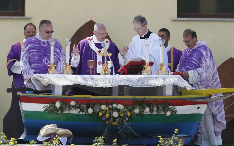 Đức Phanxicô dâng thánh lễ tại Lampedusa không lâu sau khi nhậm ngai giáo hoàng, một hành động thể hiện tình liên kết ưu tiên hàng đầu dành cho người di dân  của ngài