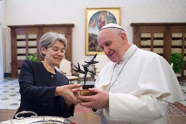Bà Irina Bokova, tổng giám đốc UNESCO tặng Đức Phanxicô Cây Hòa Bình nhân buổi tiếp kiến ngày 2 tháng 3-2015 tại Vatican.