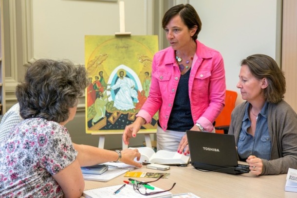 Catherine Rivière (ở giữa), đại diện chuyên về mục vụ bí tích và phụng vụ của Hội đồng giám mục địa phận Lyon. Địa phận này có tỷ lệ 41 % phụ nữ ở cấp lãnh đạo, một tỷ lệ cao hơn tỷ lệ bình thường của quốc gia