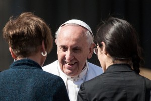 Đức Phanxicô nói chuyện với hai phụ nữ trẻ trong buổi tiếp kiến chung ngày thứ tư ở Vatican