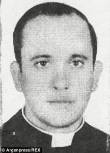 Phong chức: Một tấm hình chụp năm 1973, của linh mục Jorge Mario Bergoglio, không lâu sau khi ngài được phong chức vào năm 1969