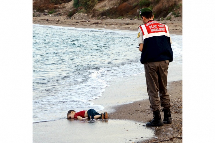 Em bé Gulip, người Syria, bị chết đuối trên một bãi biển ở Thổ Nhĩ Kỳ, khi cùng cha mẹ lên thuyền đi đến đảo Kos, Hy Lạp.