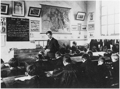 Một nhà giáo dạy bài học luân lý về chủ đề “Làm sao tiết kiệm” ở một trường tiểu học năm 1909