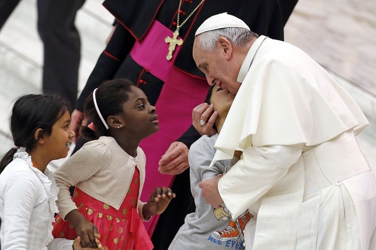 pope-francis-greets-children