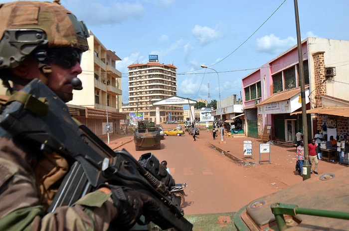 Một quân nhân Pháp đi tuần tra ở khu vực La Coquette, Bangui ngày 20 tháng 5-2015