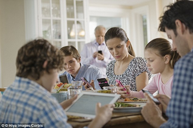 Smartphone và tivi trong bữa ăn làm hại gia đình
