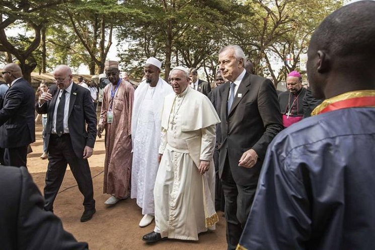 Đức Phanxicô cùng với giáo chủ Hồi giáo ở Bangui trong khu phố PK5, Bangui ngày 30 tháng 11-2015