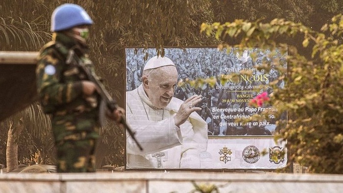Lính mũ nồi xanh của Liên Hiệp Quốc làm nhiệm vụ bảo an trong chuyến công du Trung Phi của Đức Giáo hoàng