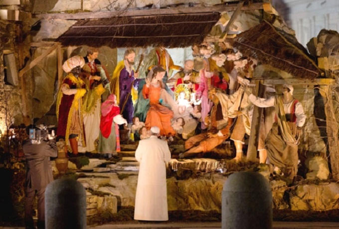 Đức Phanxicô trước hang đá