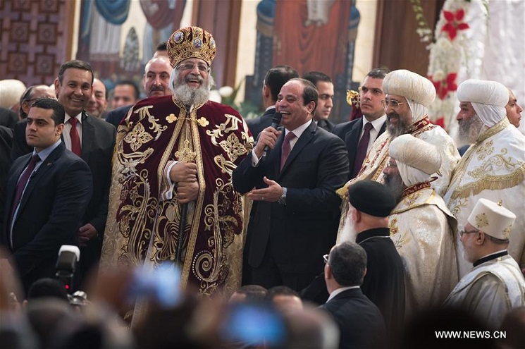 Tổng thống Ai Cập Abdel-Fattah al-Sissi (thứ ba bên phải) tuyên bố ở Nhà thờ Thánh Máccô, thủ đô Caire, Ai Cập trong lễ Giáng sinh của người Cốp ngày 6 tháng 1-2016