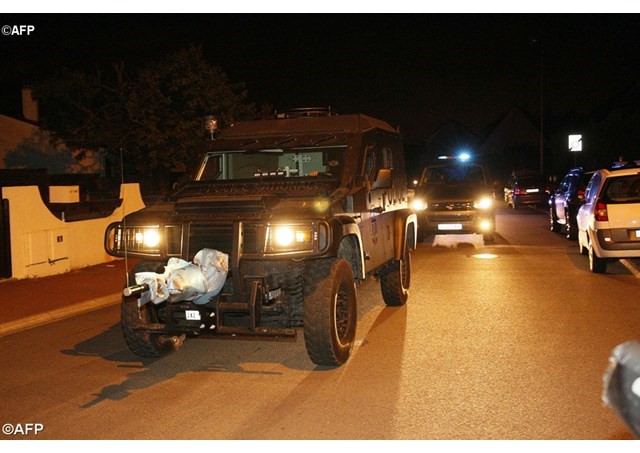 Xe của Lực lượng đặc biệt RAID đến hiện trường ở  Magnanville, trong đêm 13 rạng 14 tháng 6-2016. – AFP