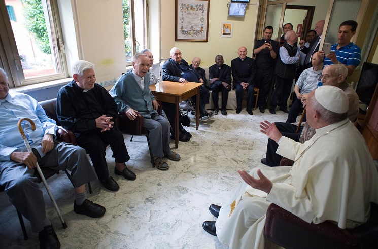 Đức Phanxicô thăm các linh mục lớn tuổi