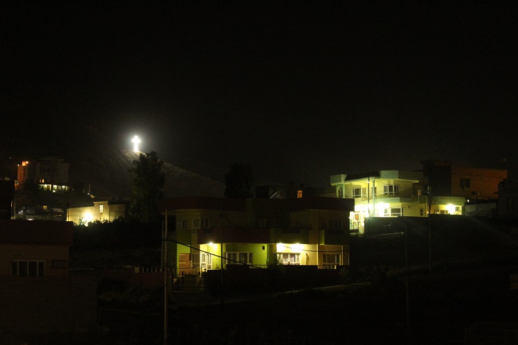 Dân làng thắp các cây thập giá sáng suốt đêm trên các chỗ ráp nối với nhà của họ