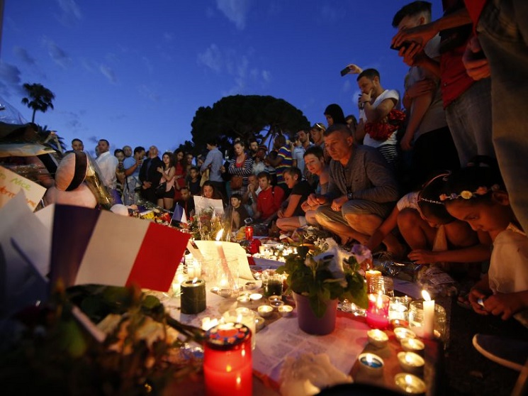 Thắp nến tưởng niệm nạn nhân ở Pháp