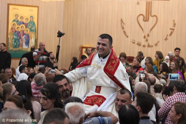 Niềm vui của giáo dân trong lần ba linh mục công giáo Syria chịu chức ở Mossoul. © Huynh đệ Irak